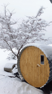 Hordó formájú szauna a Harmónia Kempingben, téli hóval borított környezetben