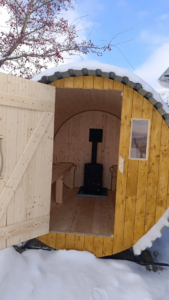 Hordó szauna belső tere a Harmónia Kempingben, meleg hangulat téli táj mellett